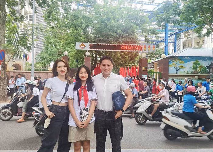 Là con gái một nên Minh Thùy được bố mẹ rất chăm lo, chiều chuộng.