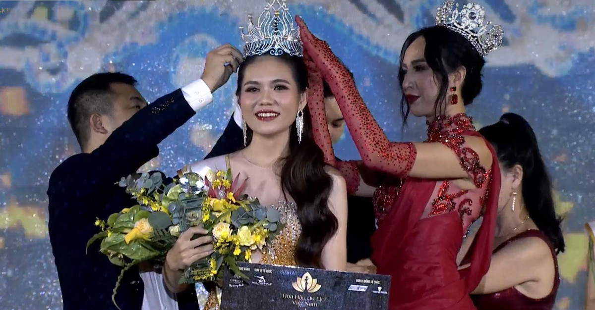 Sau 14 năm đăng quang, Ngọc Diễm xúc động khi trao vương miện cho người kế nhiệm là tân Hoa hậu Du lịch Việt Nam 2002 Lương Kỳ Duyên. Ảnh: BTC.