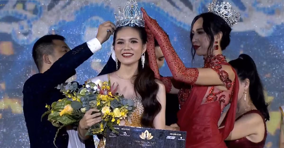 Sau 14 năm đăng quang, Ngọc Diễm xúc động khi trao vương miện cho người kế nhiệm là tân Hoa hậu Du lịch Việt Nam 2002 Lương Kỳ Duyên. Ảnh: BTC.