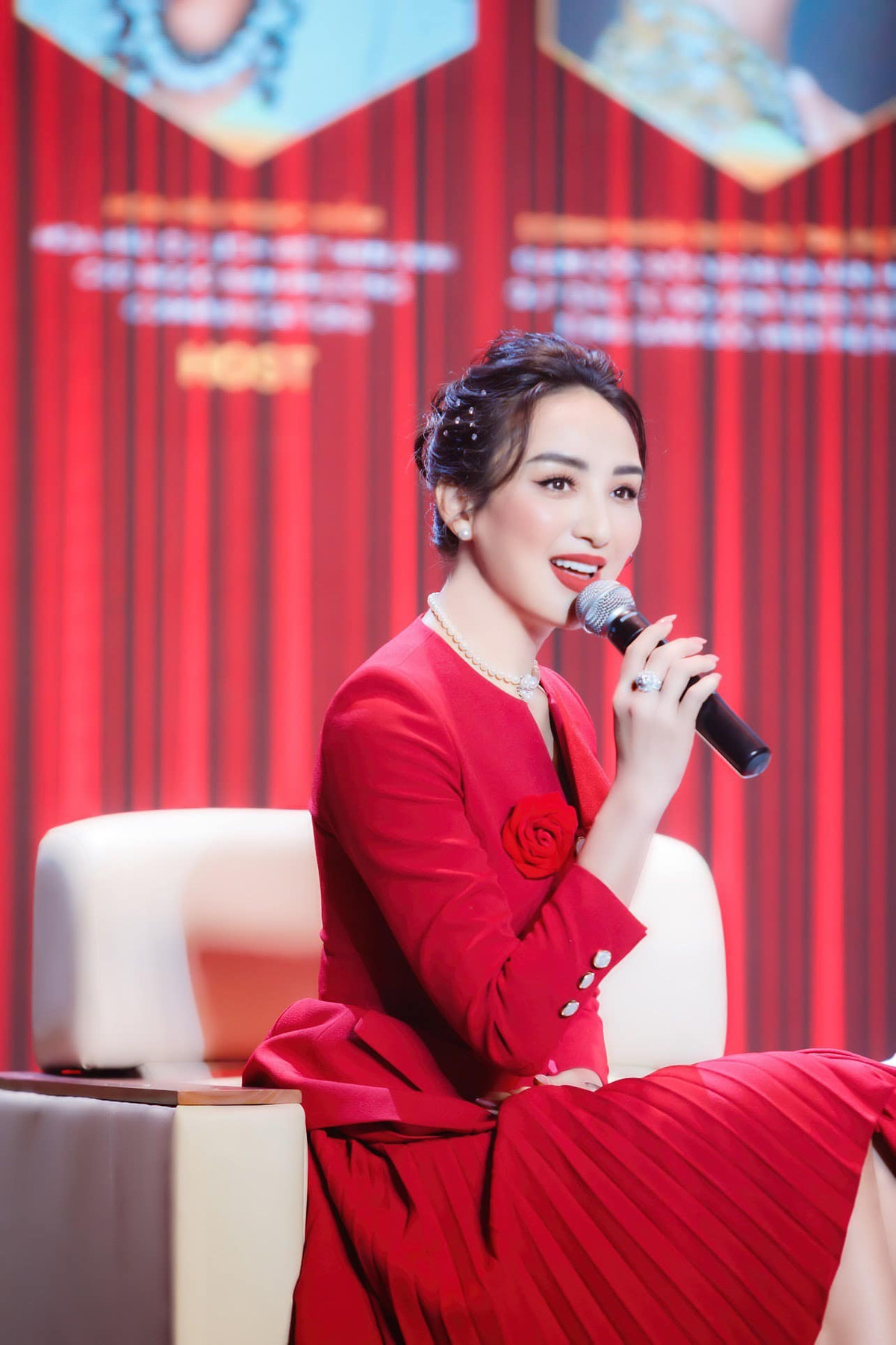 Hoa hậu Du lịch Việt Nam 2008 hiện xây dựng cho mình hình tượng một nữ doanh nhân thành đạt.