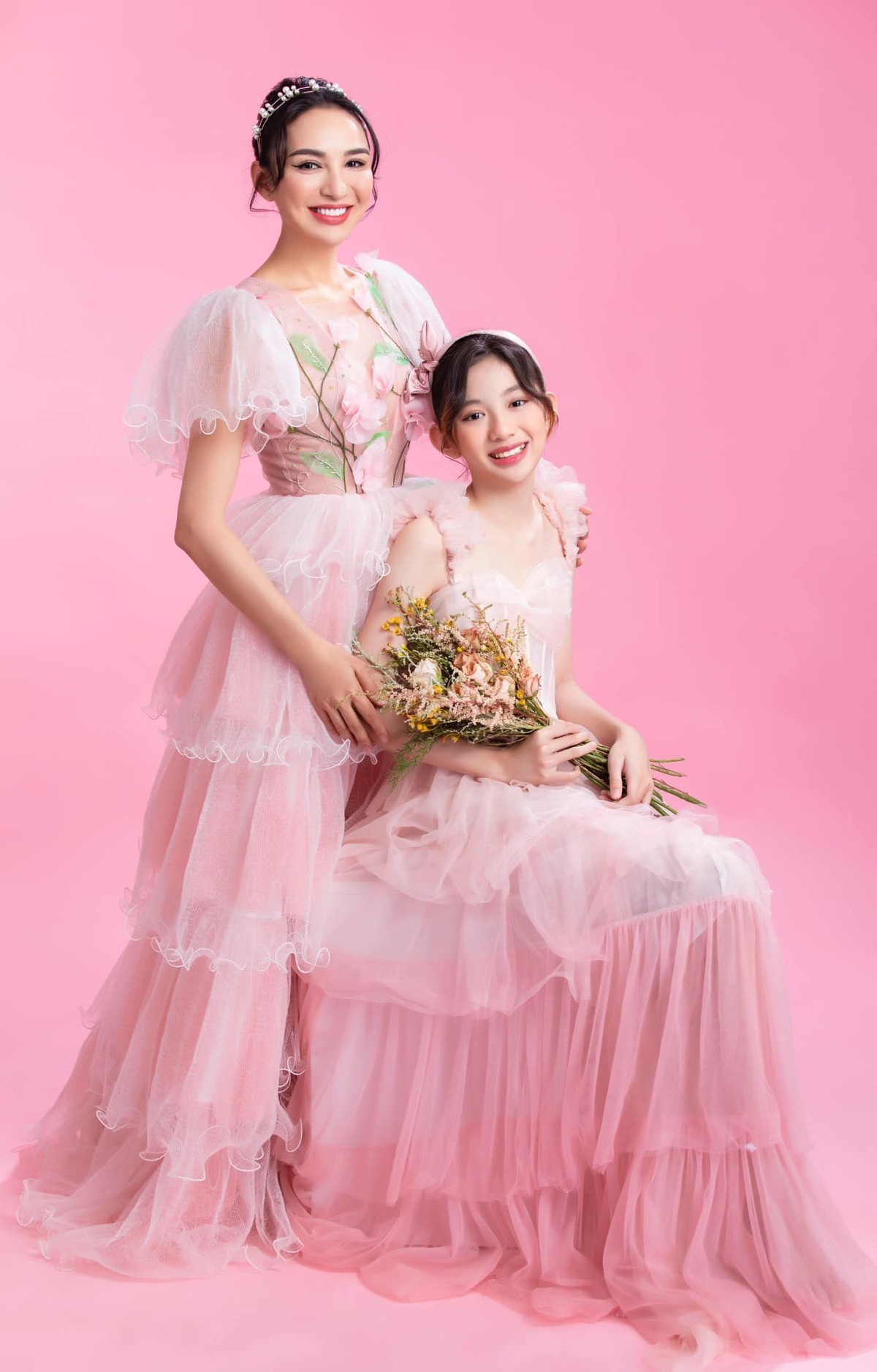 Thành công trong công việc, thế nhưng mỹ nhân 8X lại từng phải trải qua cuộc hôn nhân trắc trở. Sau hôn nhân đổ vỡ, Hoa hậu Ngọc Diễm một mình chăm sóc con gái 12 tuổi - tên ở nhà là Chiko. Chồng cũ vẫn hỗ trợ người đẹp chăm sóc con gái.