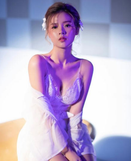 Midu là nghệ sĩ đa tài trong Vbiz. Cô vừa là diễn viên, người mẫu ảnh, vừa là giảng viên đại học, doanh nhân.