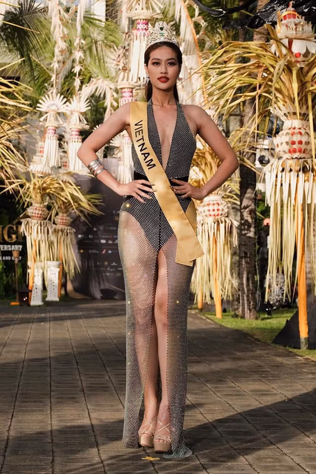 Theo ông Nawat, Thiên Ân trượt top 10 Miss Grand International 2022 vì không đáp ứng được các tiêu chí về hình thể do lưng dài, chân ngắn, đùi to. (Ảnh: FBMGI)