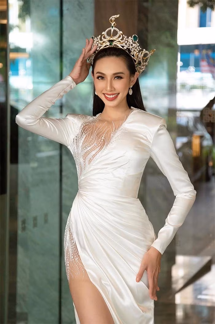 Cô từng đạt danh hiệu Á khôi 1 Hoa khôi Nam Bộ 2017, lọt vào Top 5 Hoa hậu Việt Nam 2018 cùng với giải thưởng Người đẹp Nhân ái. Năm 2021, Thùy Tiên lên ngôi Hoa hậu Hòa bình Quốc tế.