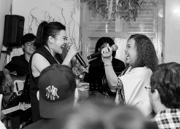 Trong hậu trường tập 4 Rock Việt, Siu Black khen chiếc váy Phương Thanh mặc đẹp và lập tức Phương Thanh hứa sẽ tặng đàn chị một chiếc váy đẹp như thế. (Ảnh: FBNV)