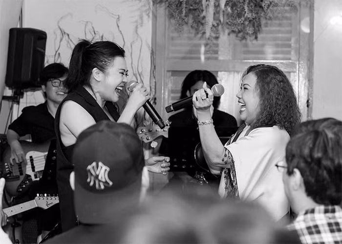 Trong hậu trường tập 4 Rock Việt, Siu Black khen chiếc váy Phương Thanh mặc đẹp và lập tức Phương Thanh hứa sẽ tặng đàn chị một chiếc váy đẹp như thế. (Ảnh: FBNV)