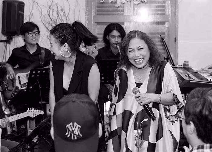 Cả hai cười rất tươi và hát hết mình khi song ca cùng nhau như chưa từng có rạn nứt tình cảm. (Ảnh: FBNV)