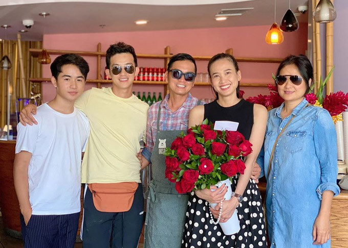 Cuối tháng 7/2020, trong dịp sinh nhật tròn 34 tuổi, Dương Mỹ Linh lại khoe ảnh chụp cùng bạn bè, trong đó có bạn trai của cô cùng dòng đề tựa: "... Cảm ơn anh - người cùng địa chỉ nhà đã tặng bó hoa màu đỏ thiệt là đẹp với số hoa là số tuổi". (Ảnh: FBNV)