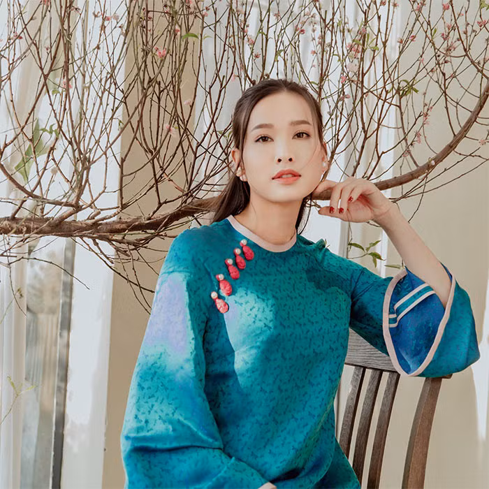 Dương Mỹ Linh sinh năm 1984, tại Bến Tre. Năm 2006, cô tham gia một số khóa học ngắn dành cho người mẫu. Cùng năm, người đẹp đăng quang Hoa hậu Phụ nữ Việt Nam qua ảnh. (Ảnh: FBNV)