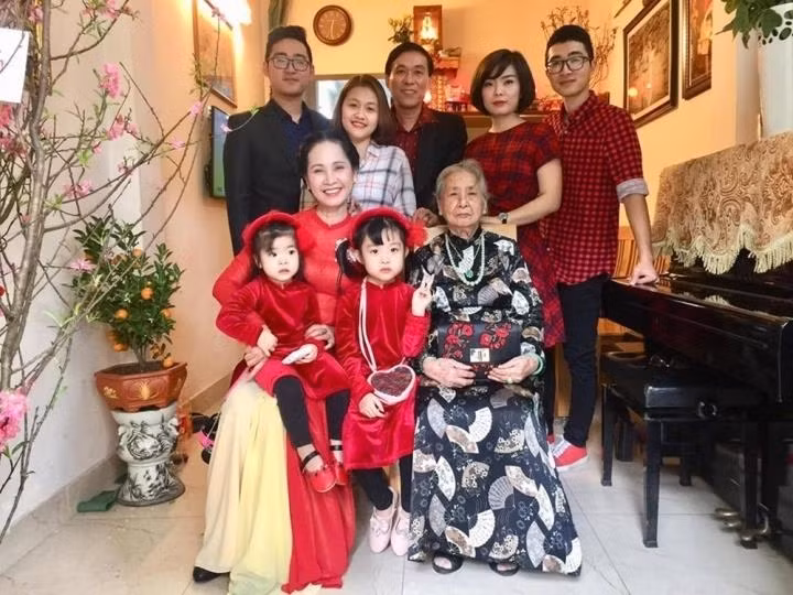 Vợ chồng nghệ sĩ Lan Hương sống trong gia đình tứ đại đồng đường. Tuy các thế hệ sống chung một nhà nhưng không khí gia đình luôn êm ấm, hòa thuận khiến bao người ngưỡng mộ.