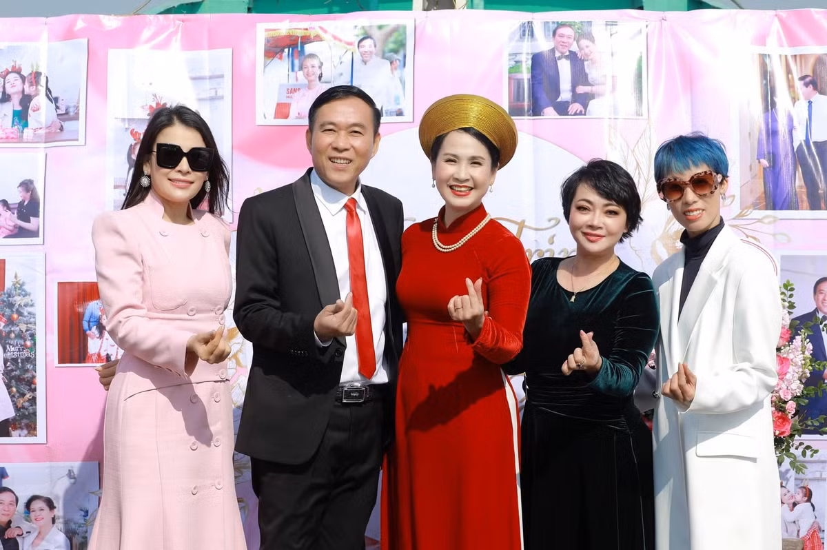 Nghệ sĩ Lan Hương diện áo dài đỏ, rạng ngời bên ông xã.