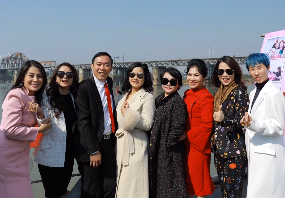 Buổi tiệc có sự tham gia của dàn nghệ sĩ như: diễn viên Trà My, Đàm Hằng, Ngô Lệ Quyên, nghệ sĩ Chí Trung và bạn gái...