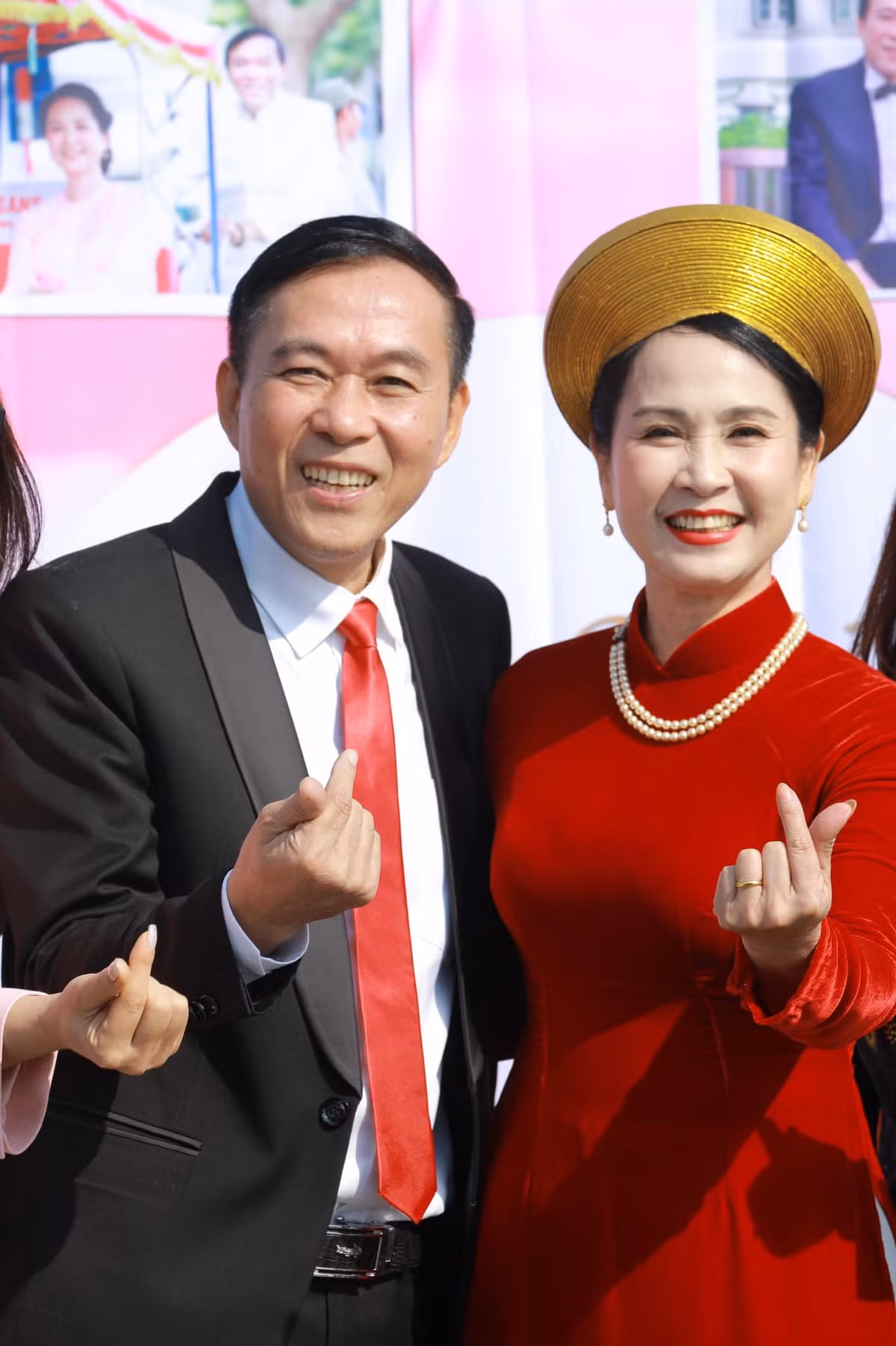 Trên trang cá nhân, diễn viên Trà My chia sẻ khoảnh khắc hạnh phúc của vợ chồng nghệ sĩ Lan Hương - Đỗ Kỷ cùng dòng chia sẻ: "Thật ngưỡng mộ tình yêu tuyệt vời của anh chị dành cho nhau. Nhân kỷ niệm 35 năm ngày cưới của anh chị, em xin kính chúc anh chị cả luôn có thật nhiều sức khoẻ nhiều niềm vui và trọn đời hạnh phúc ạ".