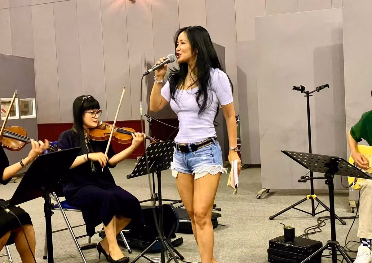 Hồng Nhung sở hữu style ăn mặc trẻ trung và gợi cảm không thua gì gái trẻ.