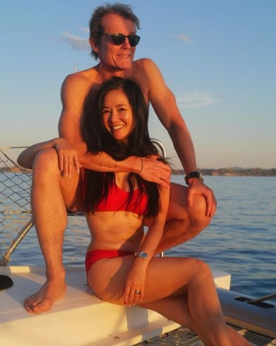 Mỹ nhân U55 khoe body "hết nước chấm" vơi bikini bên bạn trai ngoại quốc.