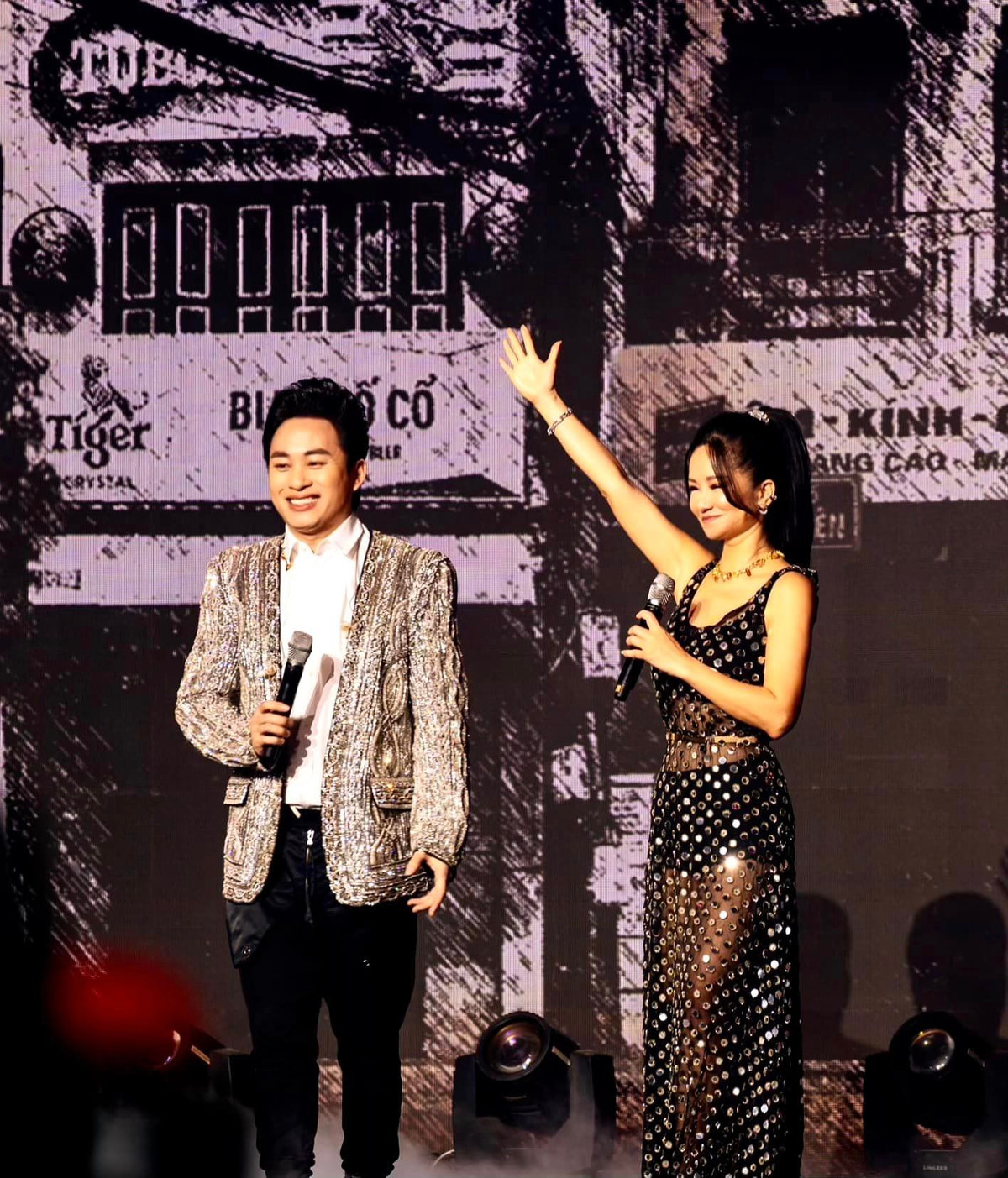 Thời gian gần đây, mỗi bộ đồ được nữ ca sĩ diện lên sân khấu đều nhận được vô vàn lời khen vì giúp tôn dáng.