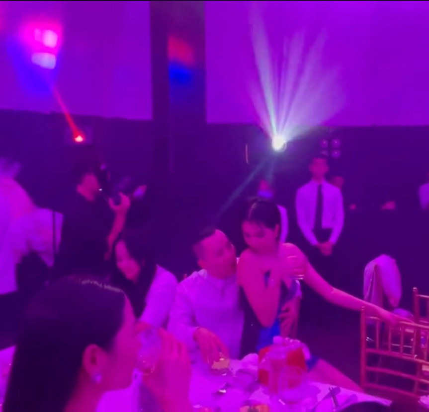 Chân dài 8X còn thoải mái ngồi lên đùi đàn anh trong bữa tiệc sinh nhật của mình.