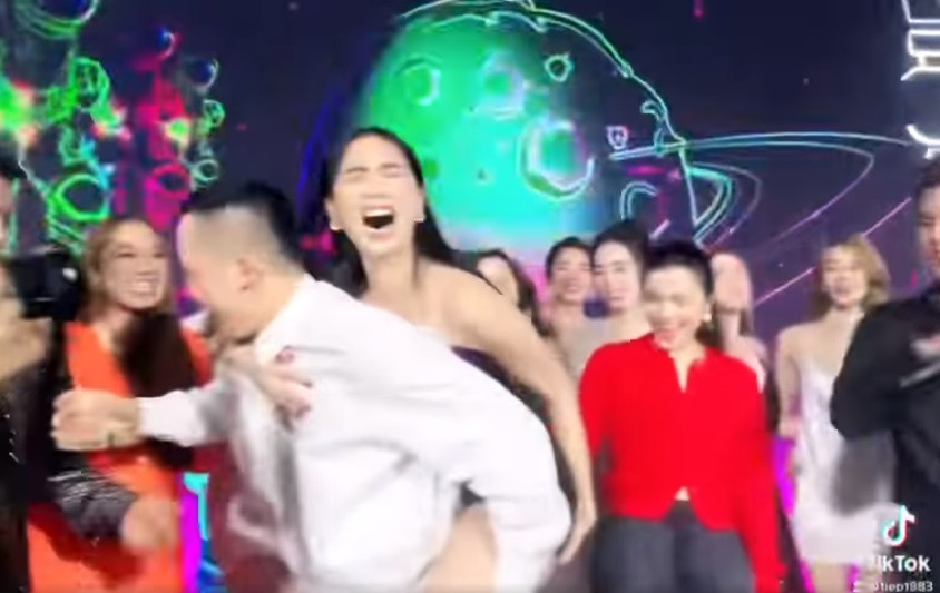 Màn nhảy cao chân khiến mỹ nhân 33 tuổi nhận ra chiếc váy ngắn xẻ cao có nguy cơ lộ hàng, nên vội lấy tay che chắn.