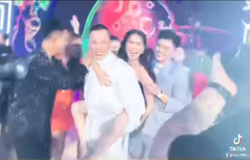 Các sao nam tinh ý hỗ trợ che chắn cho người đẹp để tránh tình huống hớ hênh.