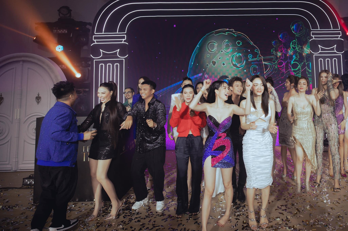 Cận cảnh chiếc váy ngắn khiến Ngọc Trinh phải vất vả che chắn vì sợ "lộ hàng".