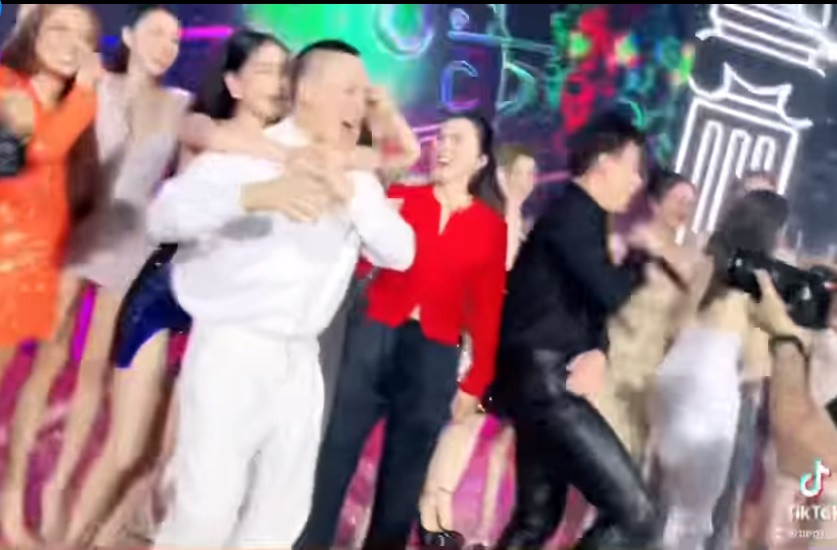 Trong lúc đang cực sung, nữ hoàng nội y chẳng ngại nhảy bổ lên lưng ông bầu Vũ Khắc Tiệp, bắt đàn anh cõng.