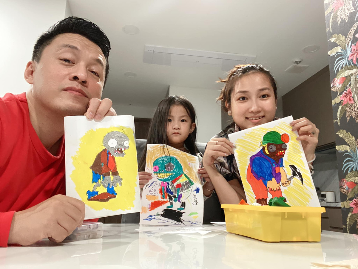 Mỗi khi ở nhà, Lam Trường cố gắng dành nhiều thời gian phụ giúp vợ, chơi đùa và dạy dỗ con gái.