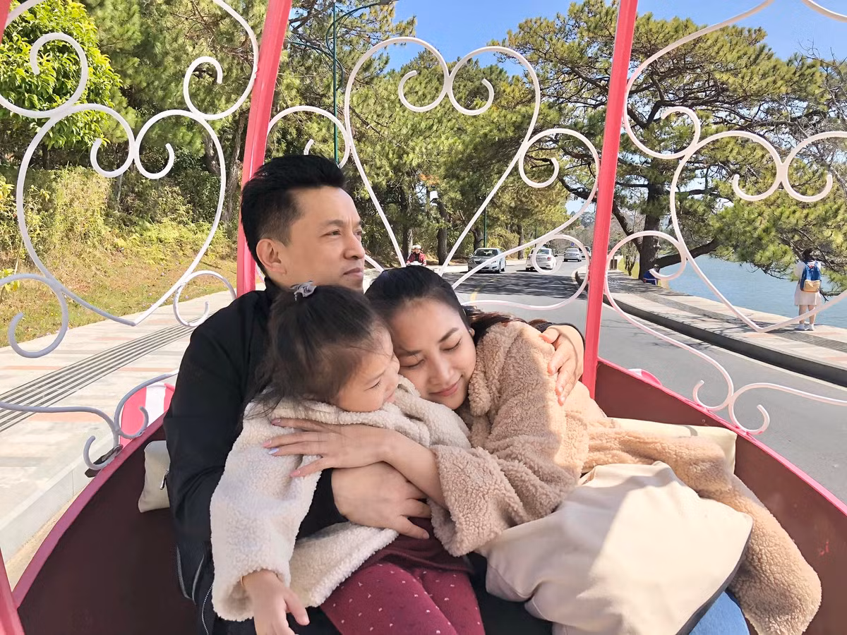 Với Lam Trường, vợ trẻ là người sâu sắc và chín chắn. Còn với Yến Phương, ông xã là người điềm tĩnh, dịu dàng và lo lắng chu toàn cho gia đình.