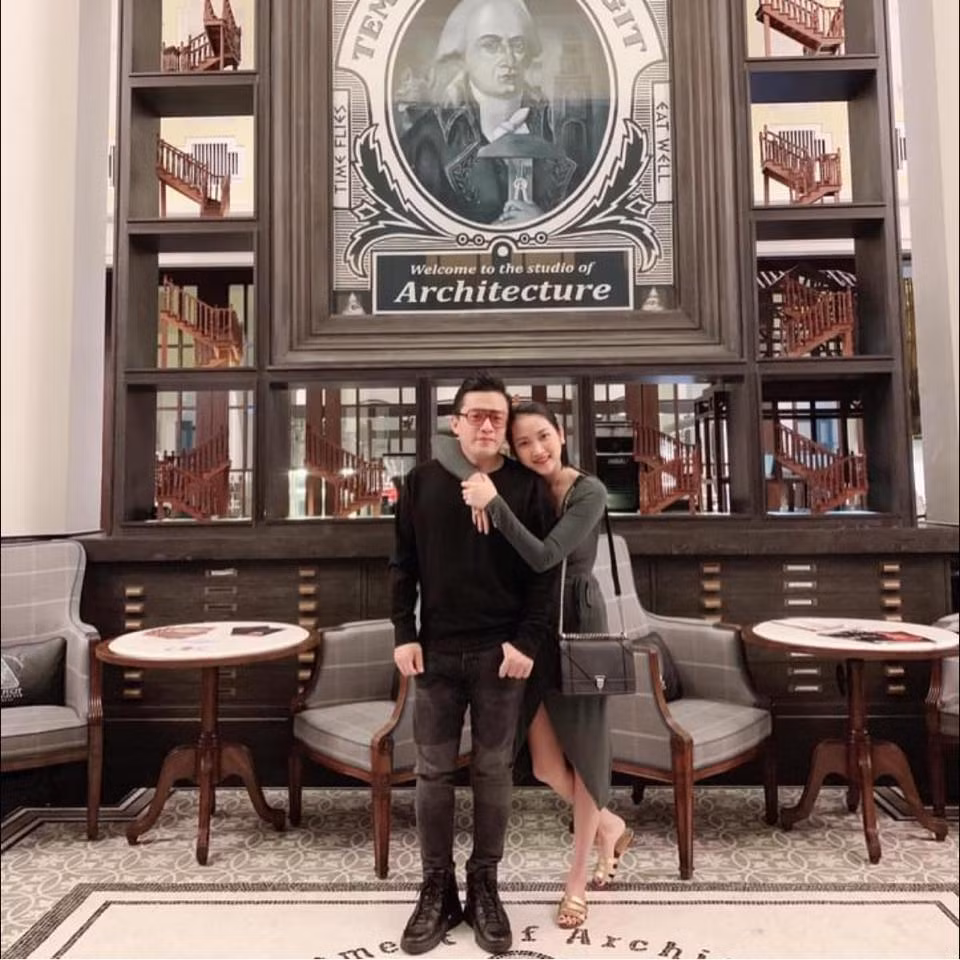 Lam Trường kết hôn với Yến Phương năm 2014 sau cuộc hôn nhân đổ vỡ với người vợ đầu tiên tên Ý Lan. Dù có sự khác biệt về tuổi tác nhưng hai người được khen rất xứng về ngoại hình lẫn tâm hồn đồng điệu.