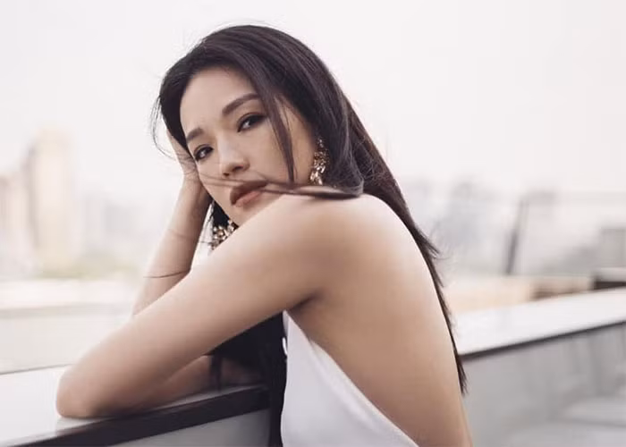 Năm 17 tuổi, Thư Kỳ tới Hong Kong. Cô bước chân vào làng giải trí với vai trò người mẫu chụp ảnh gợi cảm trên trang bìa tạp chí Penthouse của Hong Kong vào năm 1996 và phiên bản tiếng Trung của tạp chí Playboy.