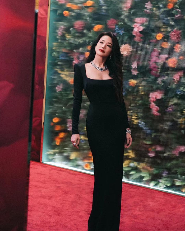 Ở tuổi 46, Thư Kỳ giữ nguyên nét quyến rũ như thuở đôi mươi.