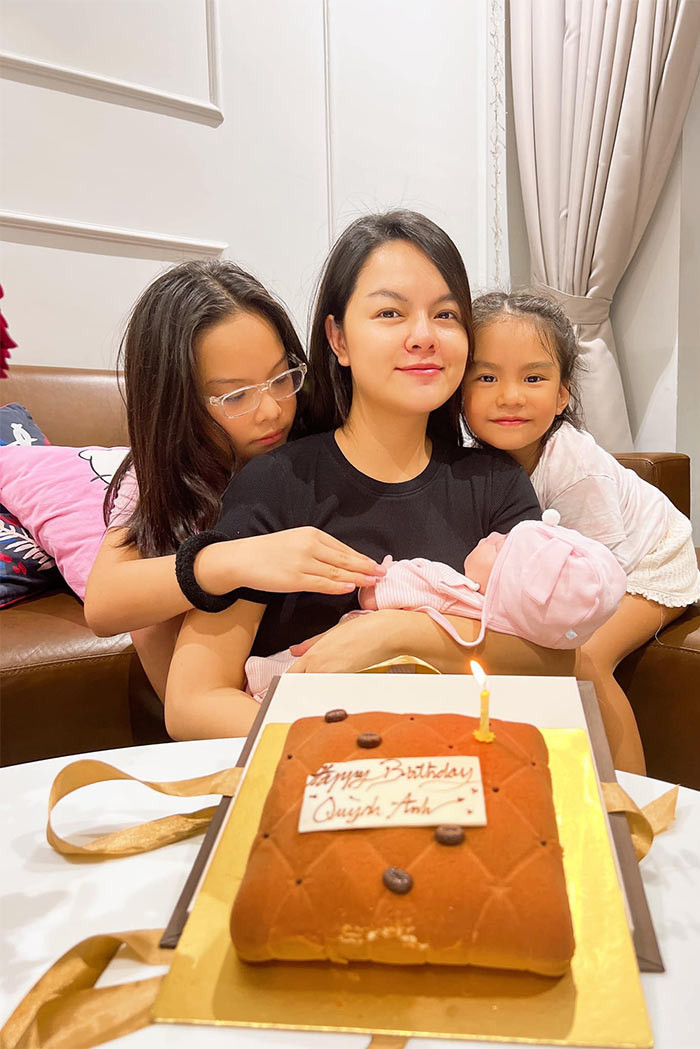 Quỳnh Anh chụp ảnh cùng ba con gái trong dịp sinh nhật cô vào ngày 24/8/2022.