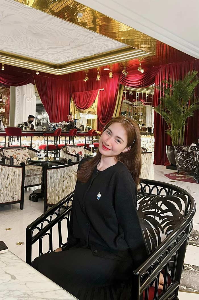 Cô dành thời gian du lịch khắp nơi và đang có cuộc sống vô cùng vui vẻ bên gia đình, con trai, bạn bè. Nhan sắc của Hòa Minzy sau chia tay cũng được khen là ngày càng thăng hạng, tươi trẻ, duyên dáng.