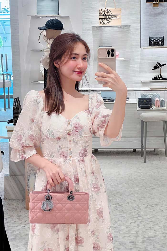 Mới 27 tuổi nhưng ca sĩ Hòa Minzy đã sở hữu khối tài sản đáng ngưỡng mộ. Cô sở hữu nhiều bất động sản ở Hà Nội và TP.HCM. Giọng ca "Không thể cùng nhau suốt kiếp" còn sở hữu nhiều xe sang, đồ hiệu đắt tiền.