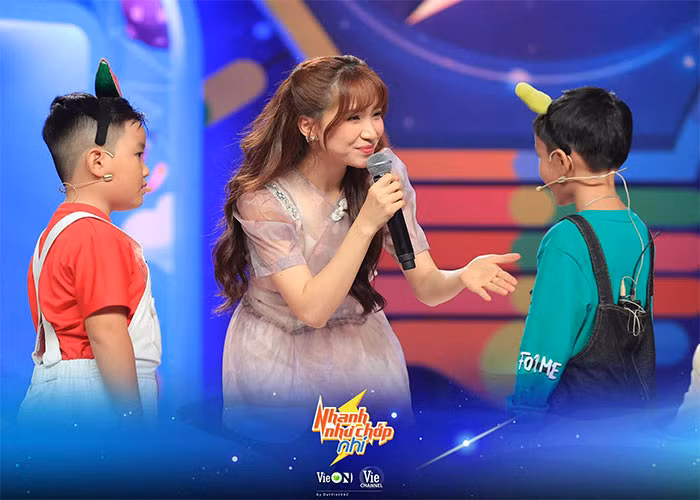 Bà mẹ một con còn thử sức mình với vai trò MC chương trình "Nhanh như chớp nhí mùa 4".