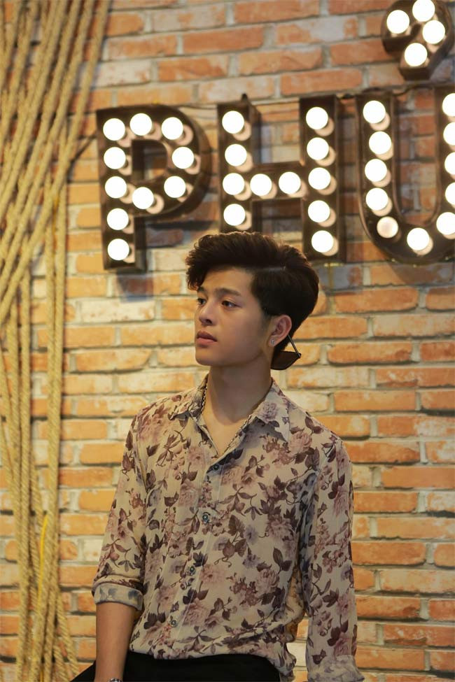 Mặc dù mẹ phải vất vả lao động để nuôi Quang Anh ăn học nhưng cậu bé vẫn không vội vã đi hát ngay mà tập trung vào việc học. (Ảnh: FBNV)