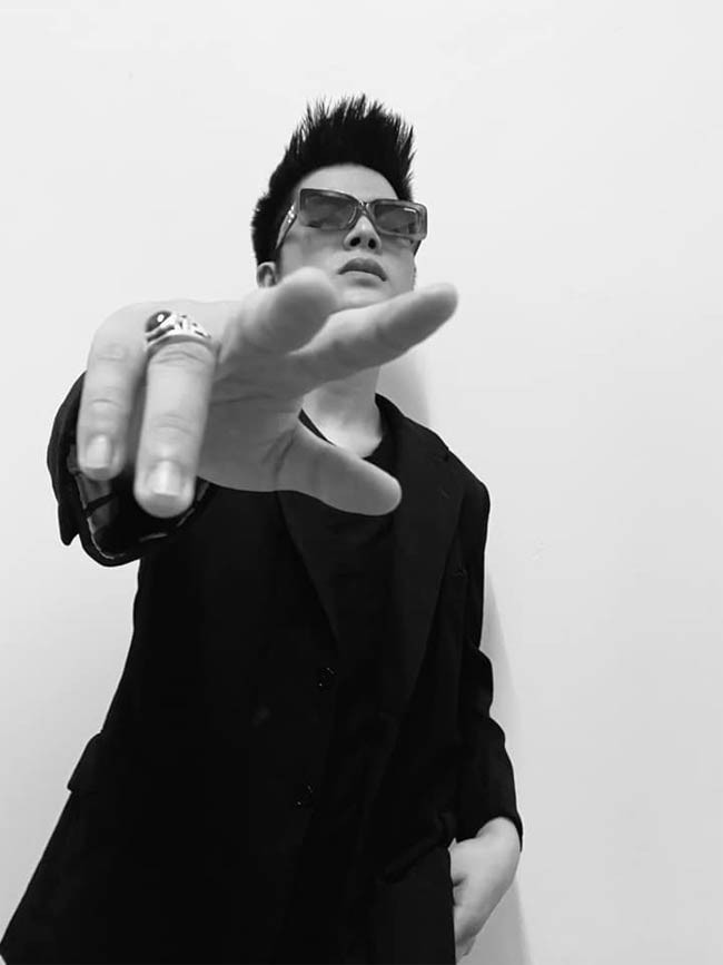 Phong cách của Quang Anh bụi bặm và cá tính, ngoại hình đẹp trai thu hút được sự chú ý của mọi người. (Ảnh: FBNV)