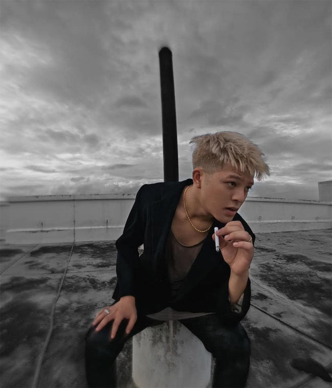 Hình ảnh cậu bé ngày nào đi thi The Voice Kids đã thay bằng chàng trai Quang Anh điển trai, sành điệu. (Ảnh: FBNV)