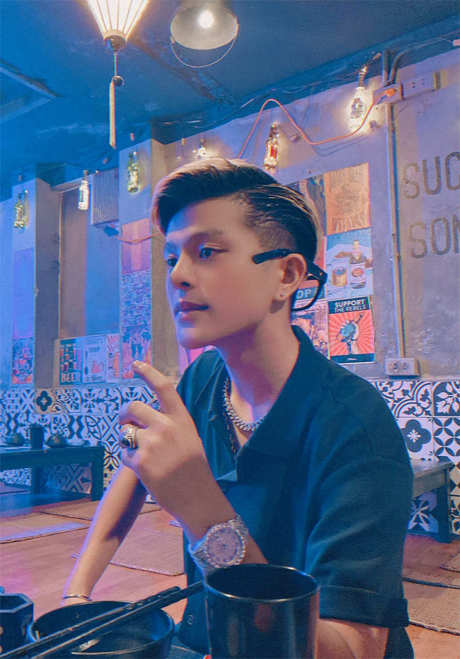 "Quang Anh Rhyder hiện tại là một cậu thanh niên đã trưởng thành, biết suy nghĩ, có trách nhiệm với lời mình nói. Âm nhạc của Quang Anh Rhyder là những bản nhạc luôn có sự pha trộn từ âm nhạc điện tử, trong đó cũng có nhiều phong cách như Rap/HipHop, R&amp;b, Funky, Ballad, Pop, House...", quán quân The Voice Kids 2013 chia sẻ với Vietnamnet. (Ảnh: FBNV)