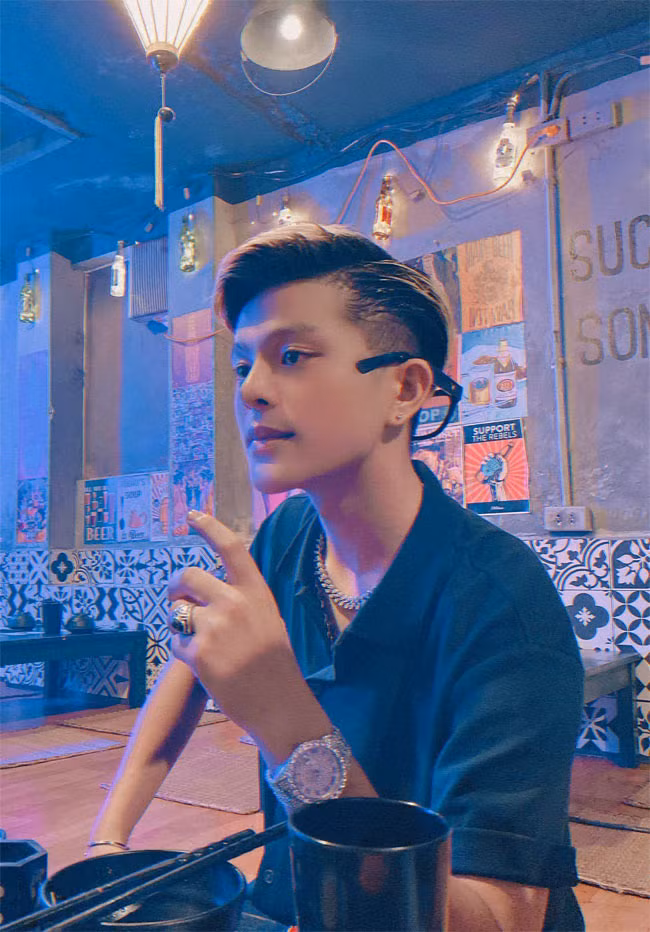 "Quang Anh Rhyder hiện tại là một cậu thanh niên đã trưởng thành, biết suy nghĩ, có trách nhiệm với lời mình nói. Âm nhạc của Quang Anh Rhyder là những bản nhạc luôn có sự pha trộn từ âm nhạc điện tử, trong đó cũng có nhiều phong cách như Rap/HipHop, R&amp;b, Funky, Ballad, Pop, House...", quán quân The Voice Kids 2013 chia sẻ với Vietnamnet. (Ảnh: FBNV)