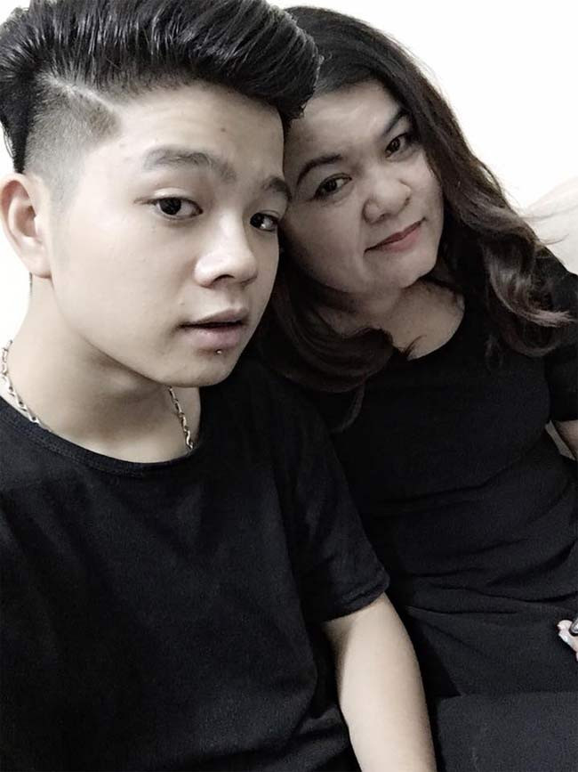 Để thuận tiện cho việc học của giọng ca trẻ, Quang Anh và mẹ chuyển từ Thanh Hoá lên Hà Nội sinh sống và phải ở nhà trọ.