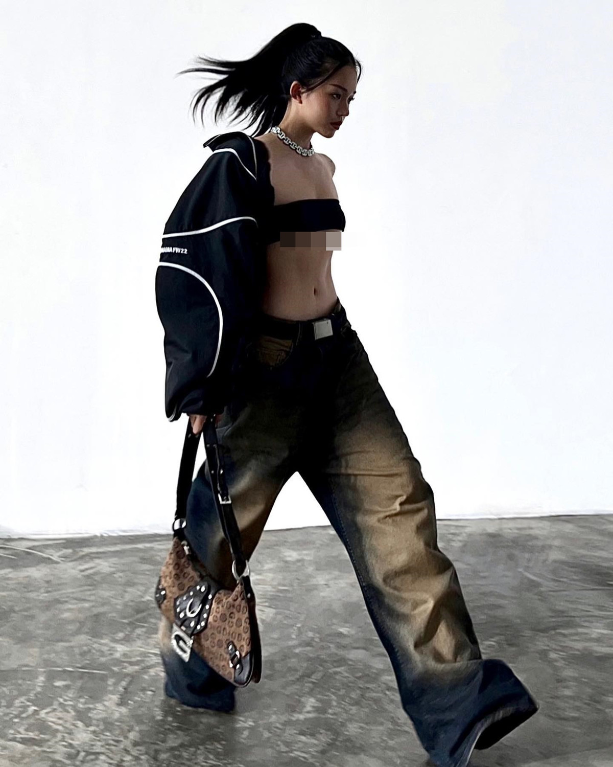 Mới đây, cô nàng hot girl Linh Ngọc Đàm cũng gây "choáng váng" với bộ ảnh thời trang khoe body táo bạo với chiếc áo nhỏ xíu.