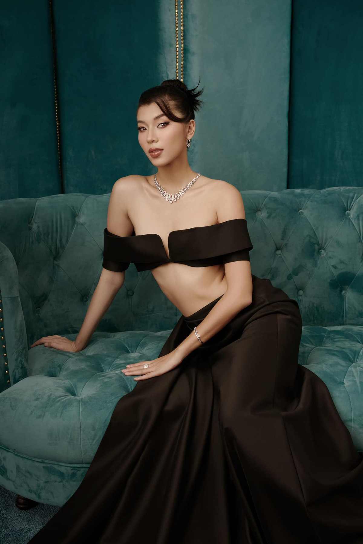 Nữ diễn viên phim "Thanh sói" tích cực "lăng xê" cho mốt áo ngắn cũn chỉ cần giơ tay lên là dễ "lộ hàng".