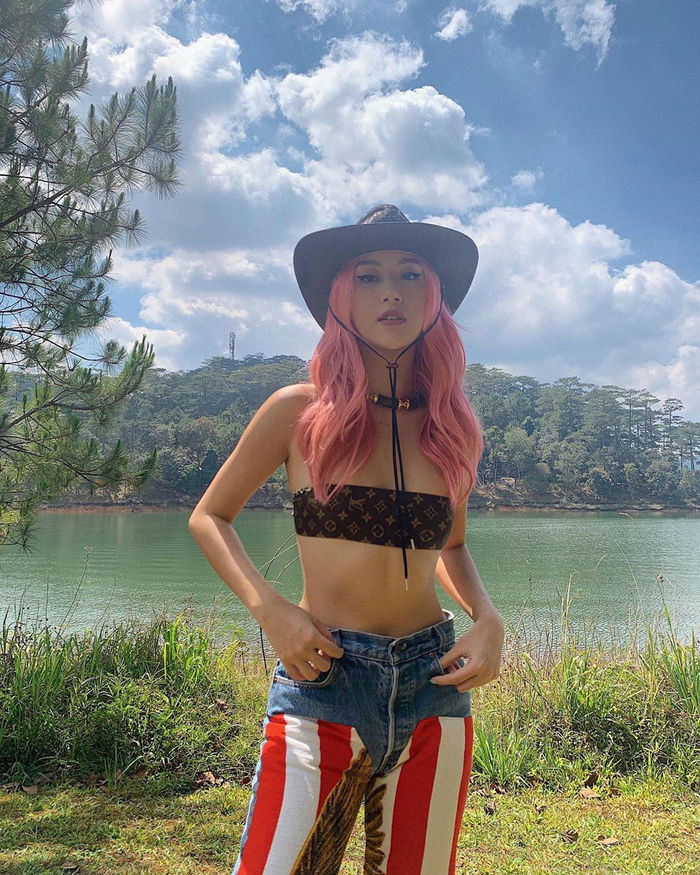 Hot girl Quỳnh Anh Shyn diện chiếc áo không thể ngắn hơn.