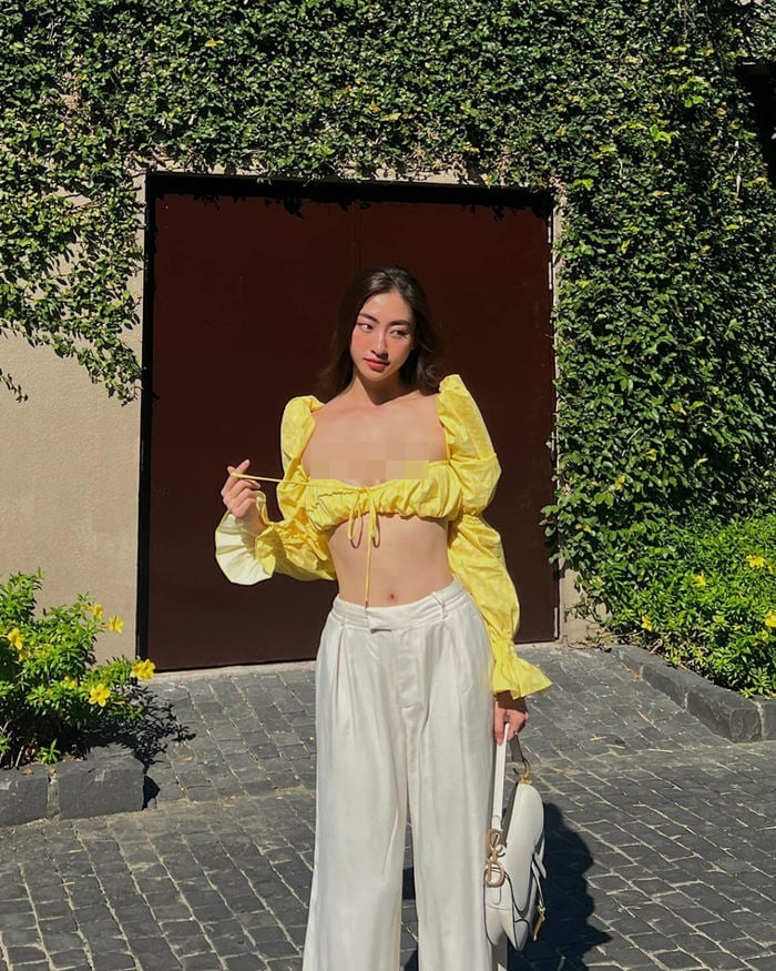 Hoa hậu Lương Thùy Linh "đốt mắt" người xem bằng chiếc áo chưa đầy một gang nhỏ xíu không đủ che chắn toàn bộ vòng 1.