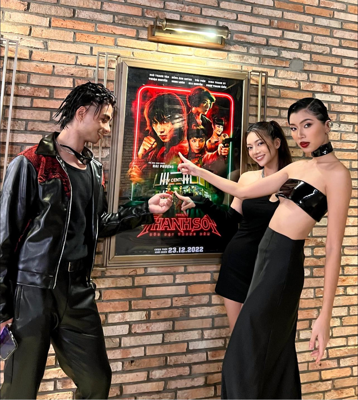 Trước đó, tại sự kiện quảng bá cho phim "Thanh sói", Đồng Ánh Quỳnh cũng gây "choáng váng" với chiếc áo ngắn "chỉ chờ sự cố".