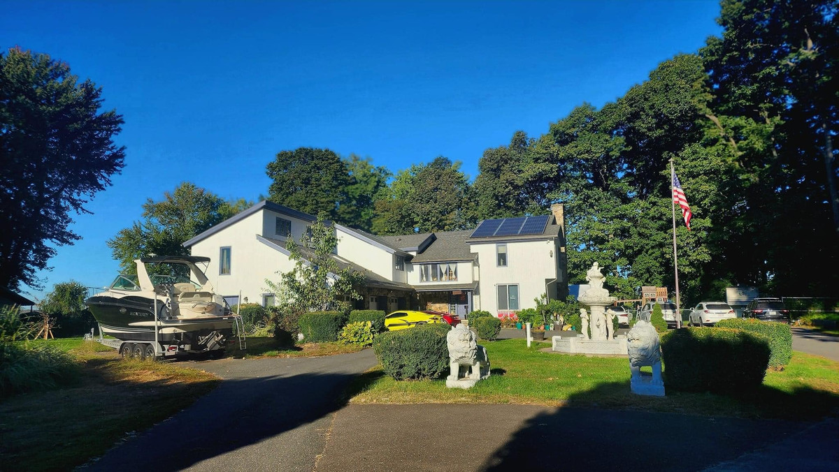 Căn biệt thự rộng lớn với không gian xanh mát của vợ chồng Phạm Thanh Thảo ở Mỹ.