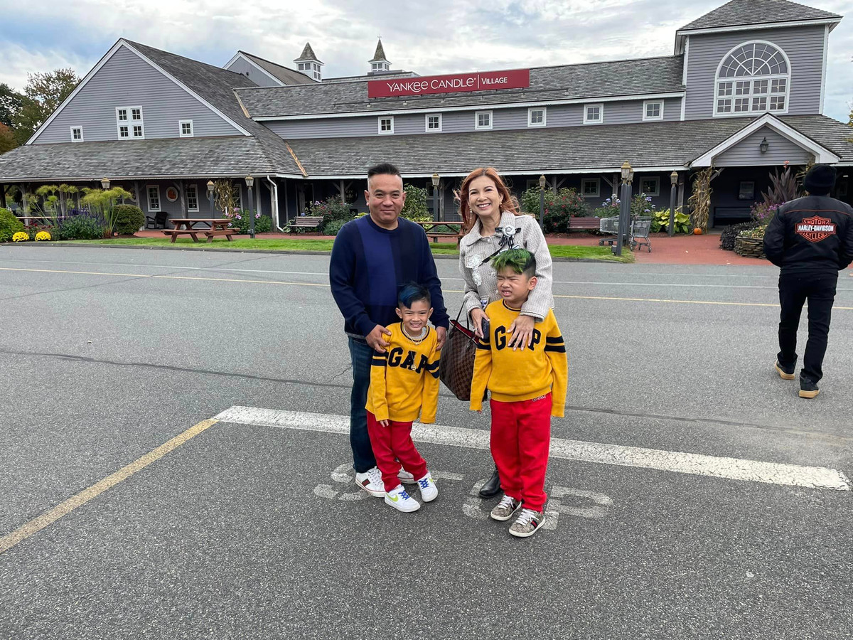 Ở Mỹ, giọng ca họ Phạm dành nhiều thời gian chăm sóc, đưa đón hai con đi học. Ông xã doanh nhân của Phạm Thanh Thảo cũng nổi tiếng không chỉ giỏi kiếm tiền mà còn khéo chăm con, đảm việc nhà và rất cưng chiều vợ.