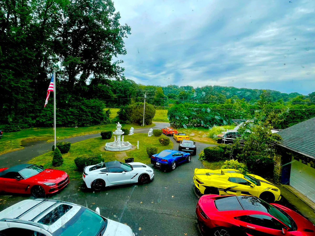 Dàn xe đắt tiền của mỹ nhân họ Phạm và bạn bè của cô gây choáng ngợp.