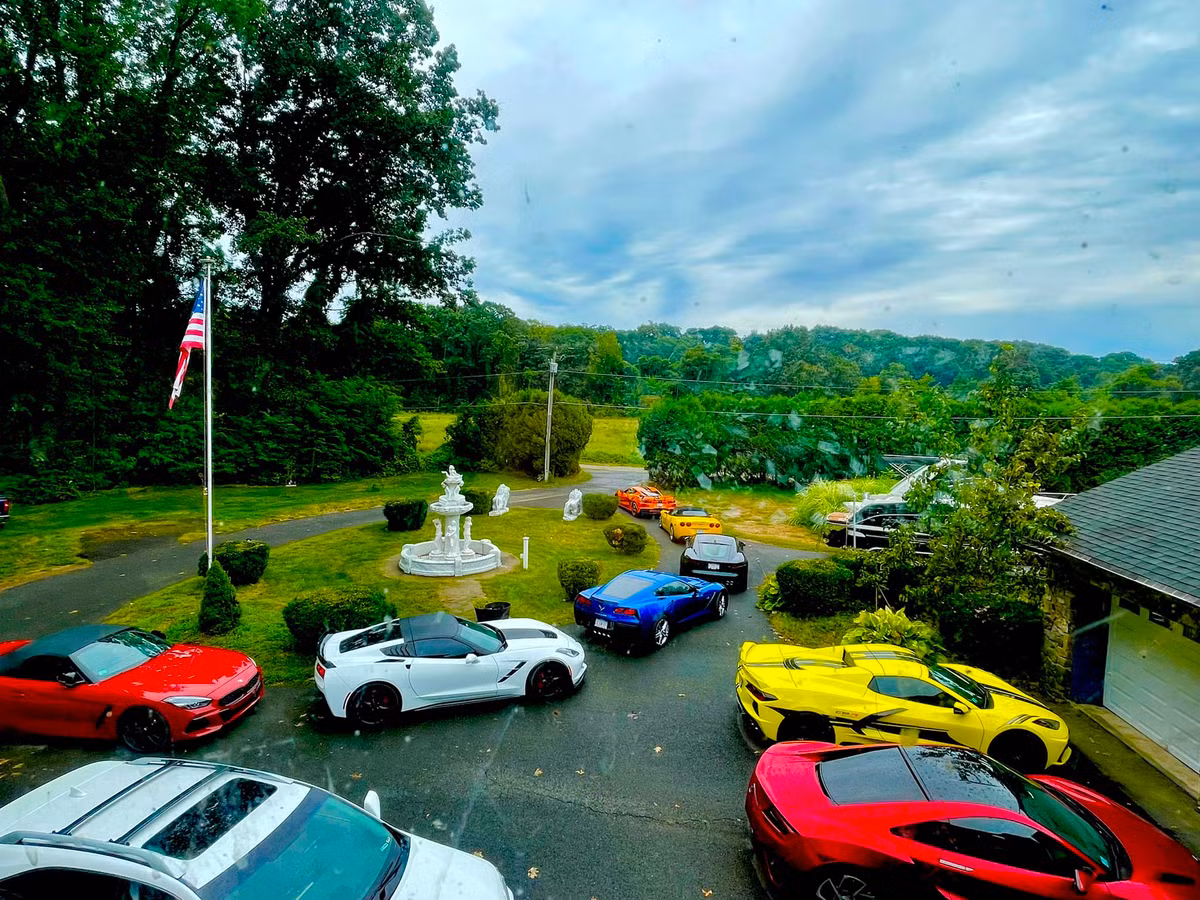 Dàn xe đắt tiền của mỹ nhân họ Phạm và bạn bè của cô gây choáng ngợp.