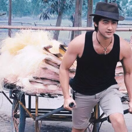 Vài năm trước, những lúc rảnh rỗi không đi phim, anh còn đi buôn miến, tự vận chuyển miến cho khách.